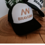 BRVA Trucker Hat - biała z beżowym haftem
